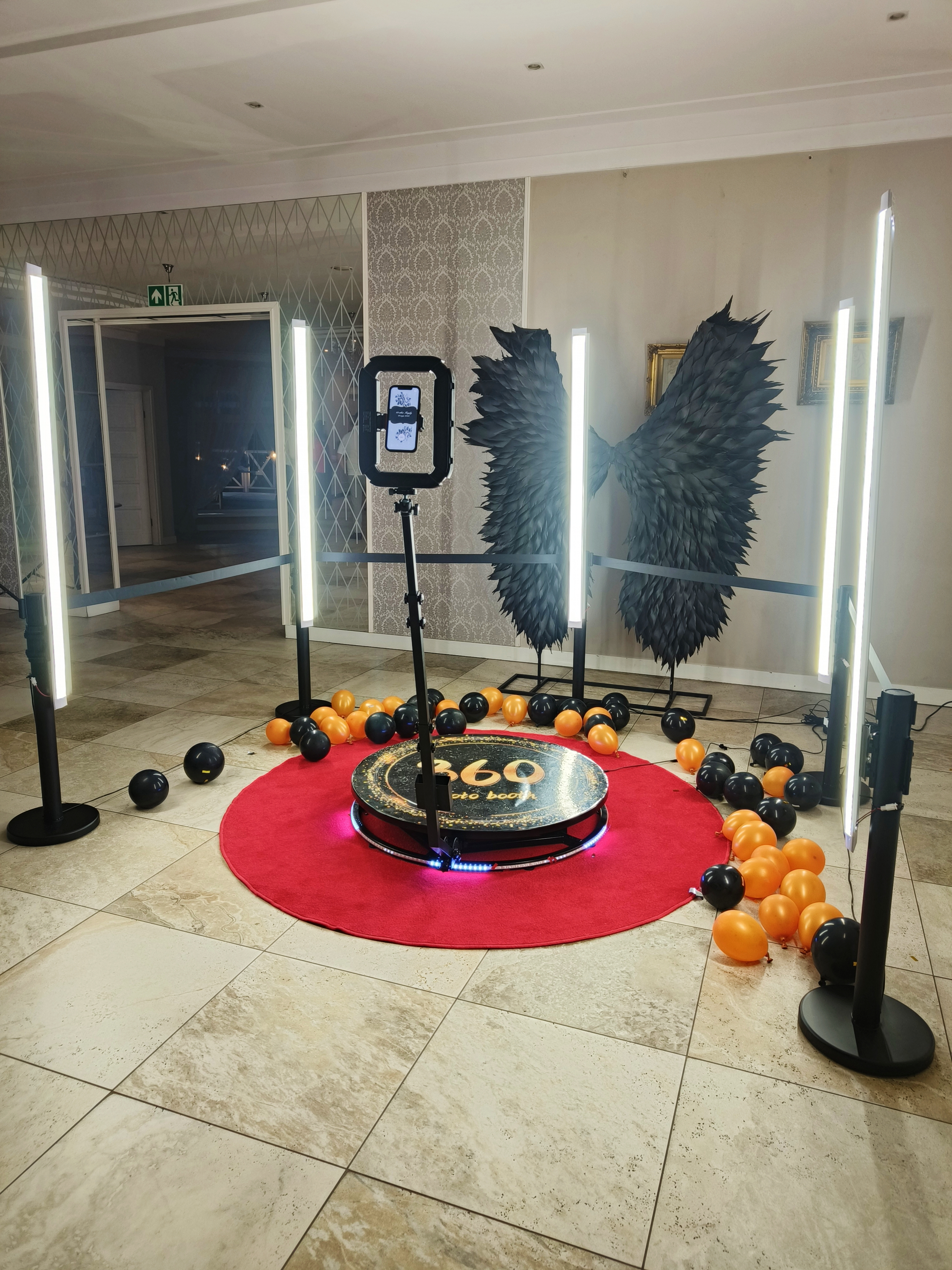 Fotobudka 360 wynajem Warszawa - dekoracja ze skrzydłami